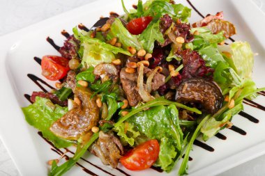 Domuz eti ve ızgara sebze salatası