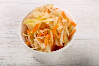 Ahşap arka plan üzerinde çiğ lahana turşusu