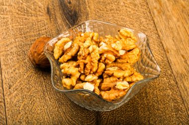 Kase üzerinde ahşap arka plan açık ceviz