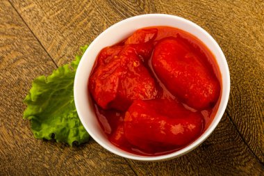 Kase suyu ile soyulmuş domates