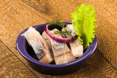 Ringa balığı filetosu dereotu ve soğan dilimlenmiş