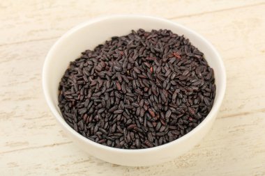 Kase ahşap arka plan üzerinde siyah yabani pirinç