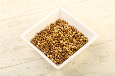 Kişniş tohumu yığın ahşap arka plan üzerinde