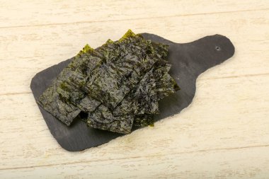 Ahşap arka plan üzerinde fiş gevrek Nori yaprak