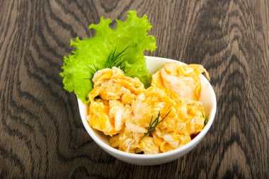 Ahşap arka plan üzerinde pişmiş yumurta