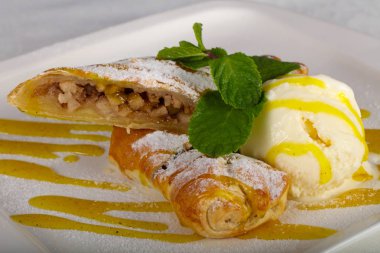 Apple strudel dondurma ile