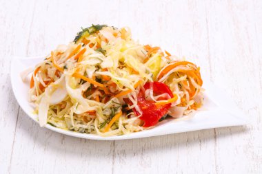 Kabın içinde geleneksel fermente lahana lahana turşusu