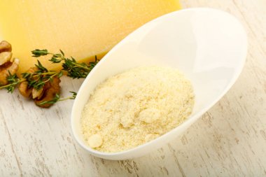 Parmesan rendelenmiş peynir yığın ceviz ve kekik ile