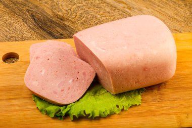 Jambon sosis salata üzerinde yemek için hazır bırakır