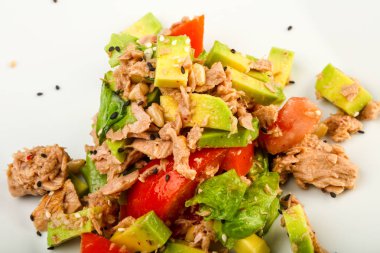 Domates soslu ton balığı ve avokado salatası.