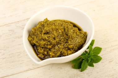 Fesleğenli pesto sos kasede bırakır