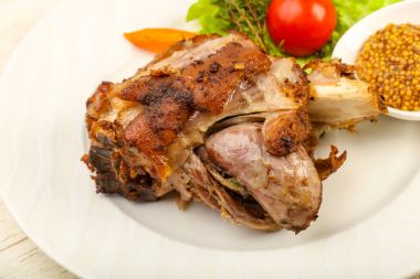Kavrulmuş domuz diz dijon hardal sos ile
