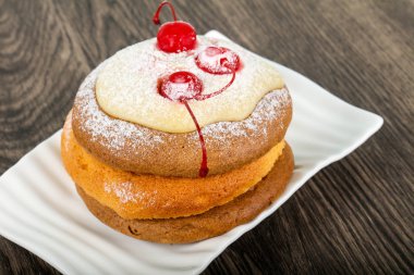 Kiraz ve shugar tozu ile gözleme