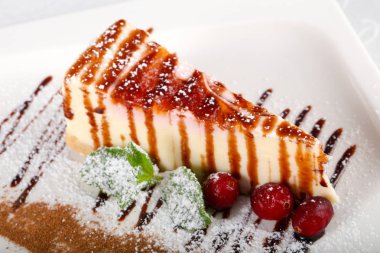 Peynirli kek kiraz ve nane ile