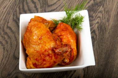 Domates soslu kızarmış tavuk uyluk