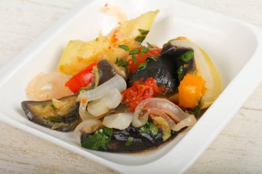 Buğulanmış sebze - patlıcan, domates, biber ve kabak