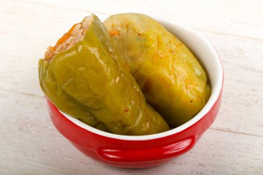 Ahşap arka plan üzerinde etli biber dolması