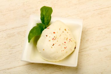 Fesleğen yaprakları ile Mozzarella peyniri
