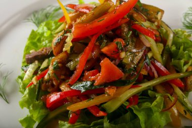 Beyaz arka plan üzerinde sıcak biftek salata