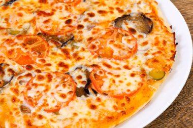 Patlıcan ve peynirli pizza