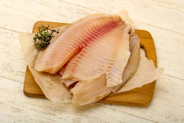 Fillet Tilapia Siap Untuk Dimasak Atas Latar Belakang Kayu — Stok Foto