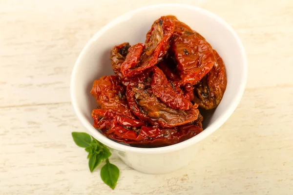 Fesleğen yapraklı kuru domates.