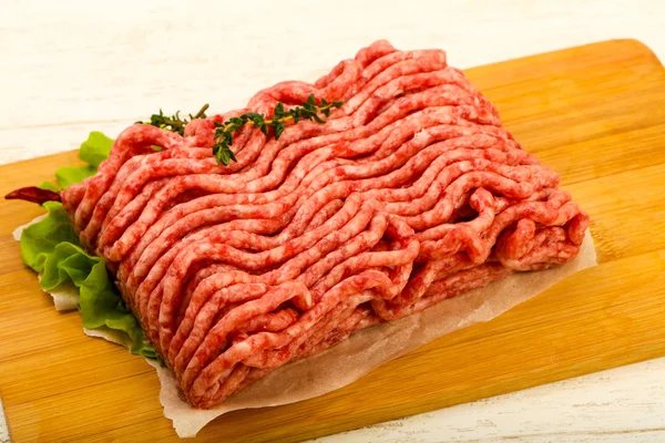 Rohes Rinderhackfleisch Mit Thymian Und Scharfem Pfeffer — Stockfoto