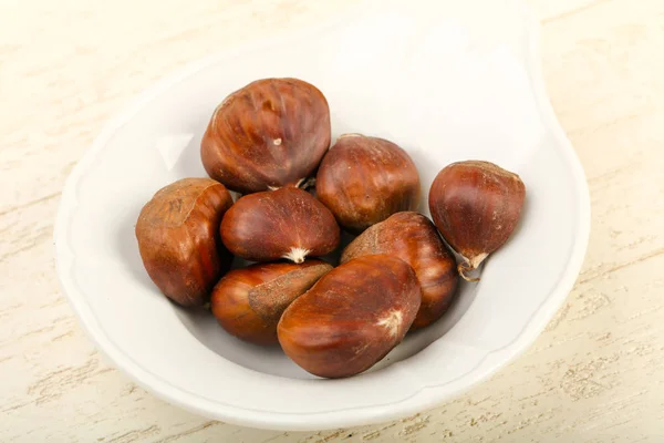 Castanhas Tigela Sobre Fundo Madeira — Fotografia de Stock