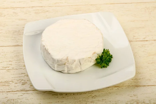 Queso Camembert Con Perejil Sobre Fondo Madera — Foto de Stock