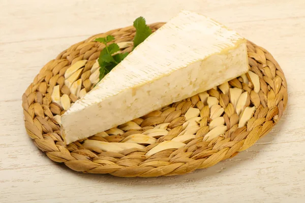 Queijo Brie Sobre Tábua Madeira — Fotografia de Stock