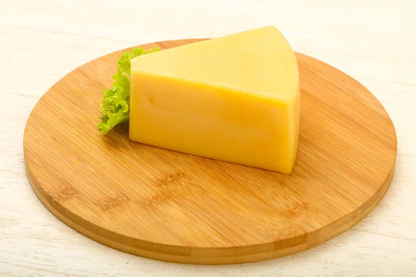 Parmesankäse Mit Salatblättern Über Holzgrund — Stockfoto
