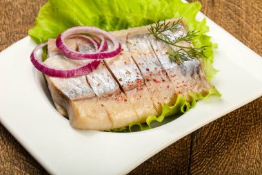 Ringa balığı filetosu dereotu ve soğan dilimlenmiş
