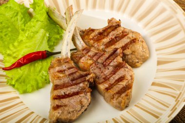 Salata yaprakları servis domates soslu kuzu ızgara