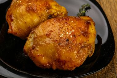 Kavrulmuş tavuk uyluk baharat ve soya sosu ile