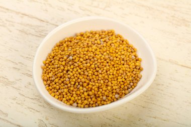 Hardal tohumu kase ahşap arka plan üzerinde