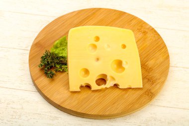 Ahşap plaka üzerinde peynir parçası