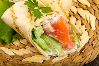 Somon ekmek rulo peynir ile