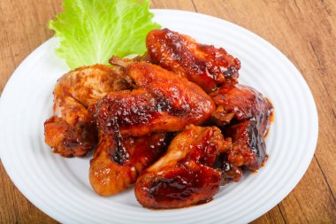 Ahşap arka plan üzerinde teriyaki soslu tavuk kanatları