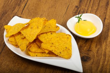 Nacho peynirli sos ile