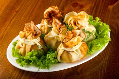 Etin üzerine ahşap arka plan ile doldurulmuş krep