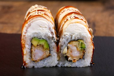 Tradittional Japonya yılan balığı ahşap arka plan üzerinde rulo