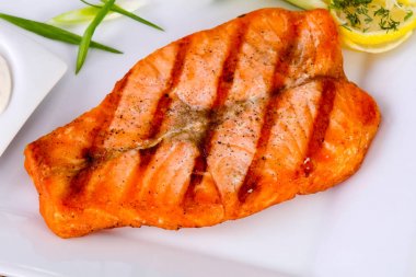Limon soslu ızgara somon balığı servis
