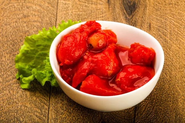 Tomates Pelées Avec Jus Dans Bol — Photo