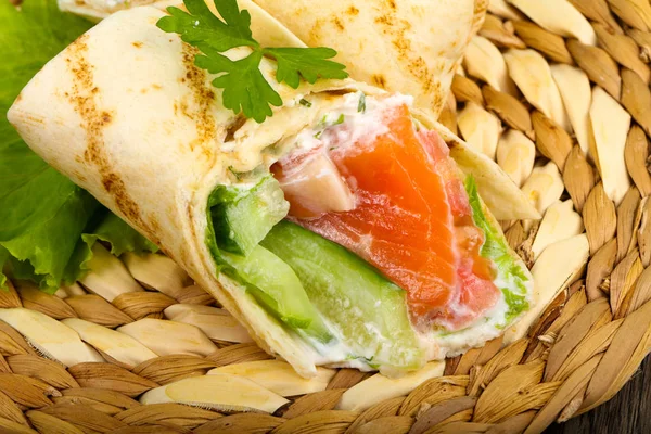 Somon ekmek rulo peynir ile