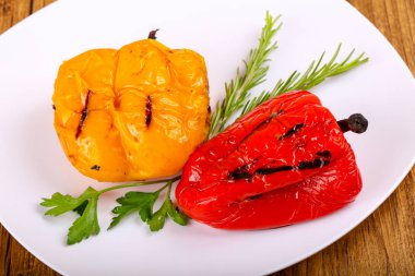 Izgara biber biberiye ve maydanoz ile