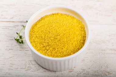 Kekik bir kase içinde ham coiscous yaprakları