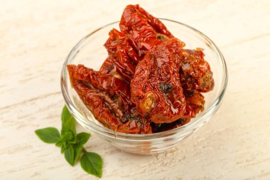 Fesleğen yapraklı kuru domates.