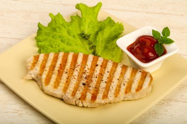 Baharatlar ve sos ızgara hindi biftek