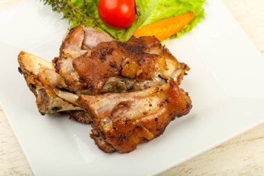 Kavrulmuş domuz diz dijon hardal sos ile