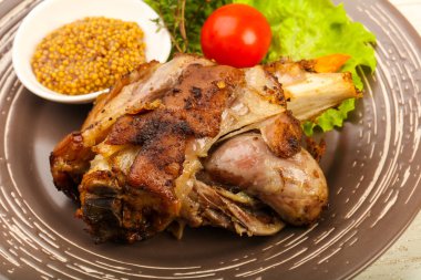 Kavrulmuş domuz diz dijon hardal sos ile